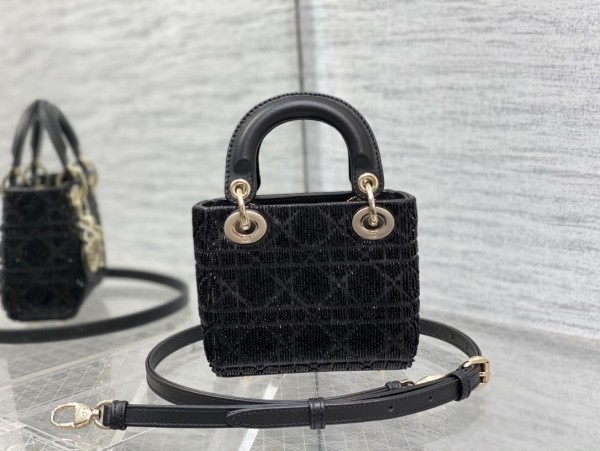 Handbag  Dior   size  12*10*5 cm