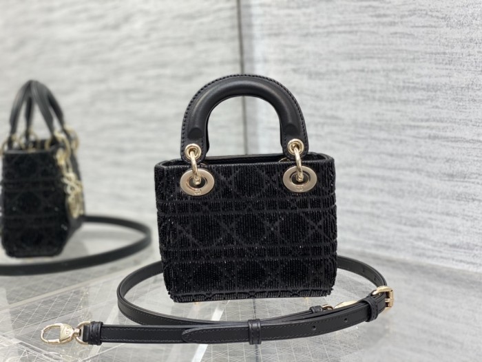 Handbag  Dior   size  12*10*5 cm