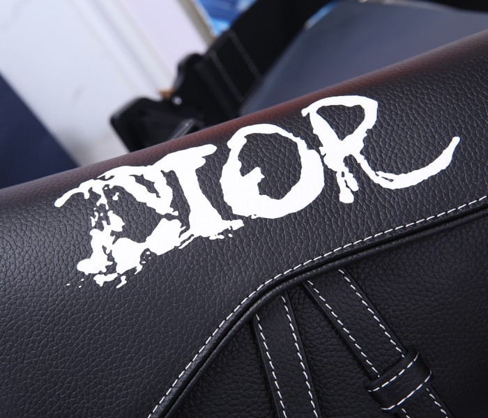  Handbag   Dior  size  26 x 19 x 4.5  cm