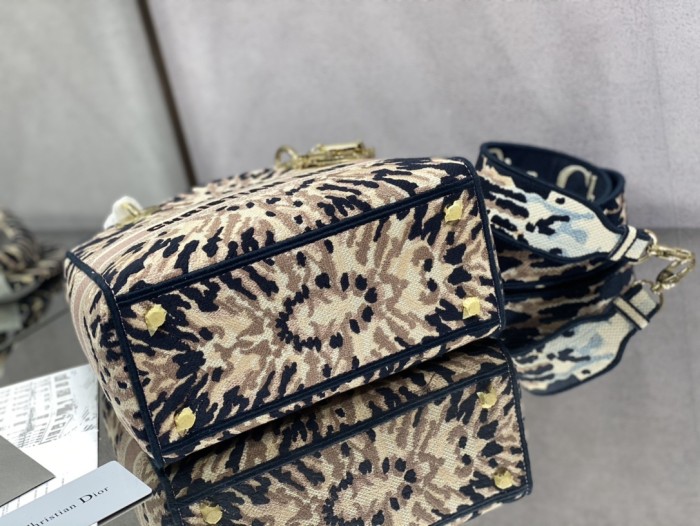 Handbag   Dior  size  24 cm