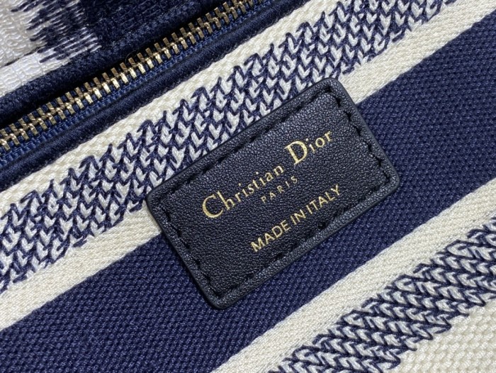 Handbag   Dior  size  24 cm