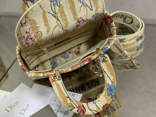 Handbag   Dior  size  24 cm