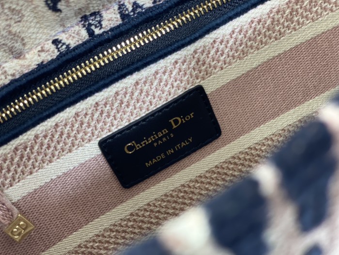 Handbag   Dior  size  24 cm