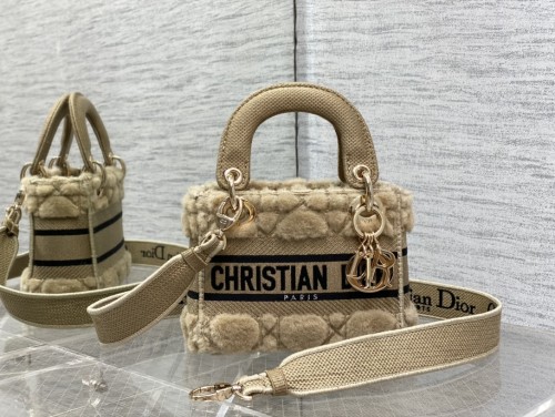 Handbag   Dior  size  17 cm