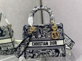 Handbag   Dior  size  24 cm