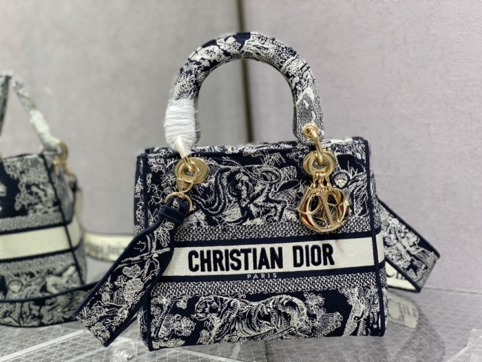 Handbag   Dior  size  24 cm