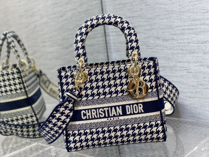  Handbag   Dior  size  24 cm