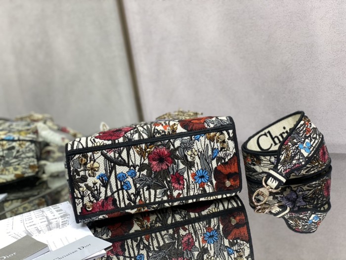 Handbag   Dior  size  24 cm