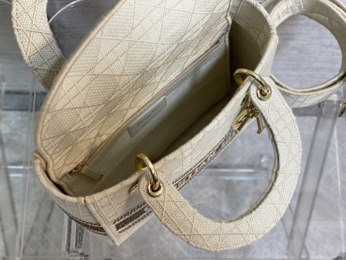  Handbag   Dior   size  24 cm