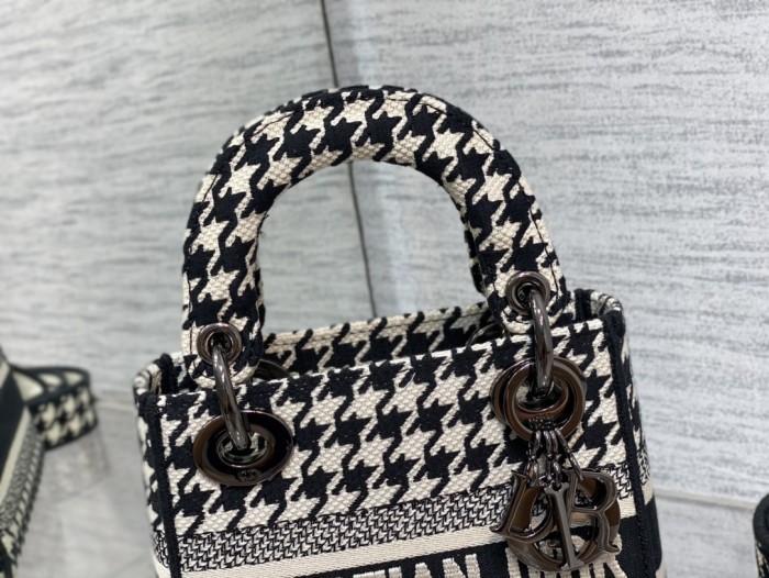 Handbag   Dior  size  𝟏𝟕 𝐜𝐦