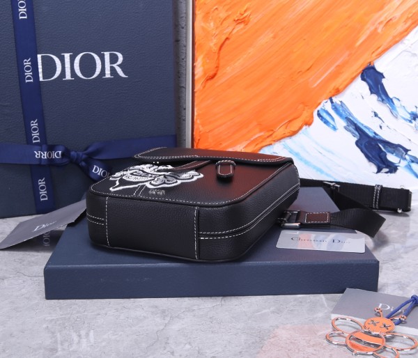  Handbag   Dior  CD93306  size  16*21*5  cm