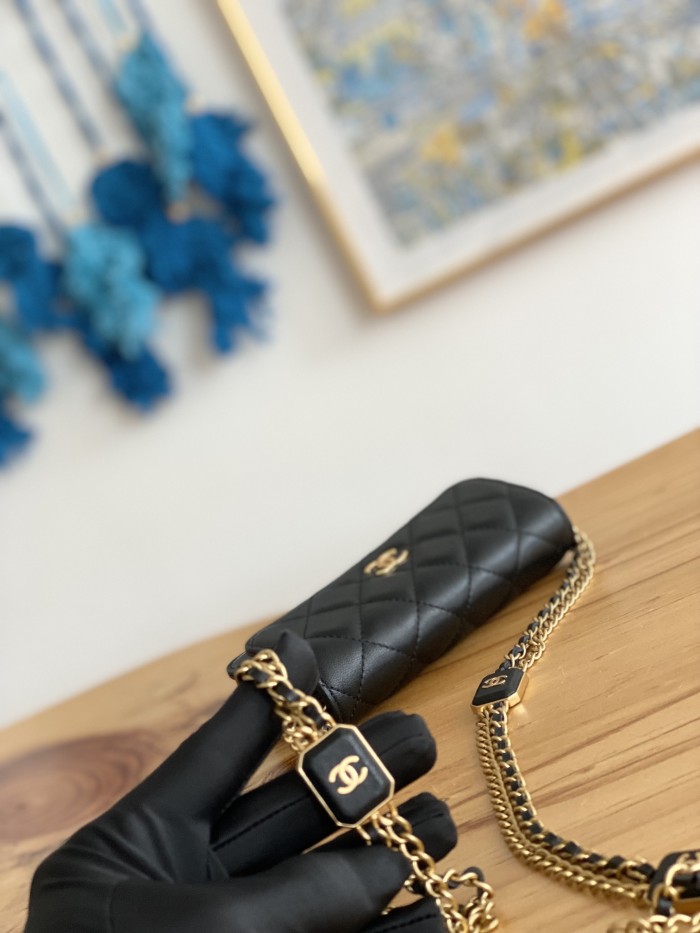 Handbag  Chanel   81216  size 15.2 9.5   3.5 cm