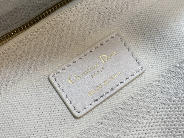  Handbag   Dior  size 24 cm