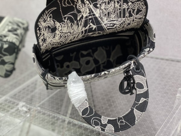 Handbag   Dior  size 24 cm