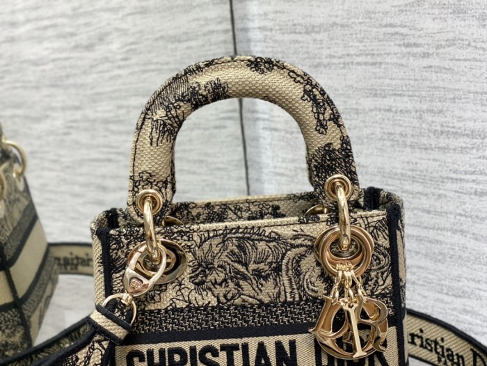 Handbag   Dior  size  𝟏𝟕 𝐜𝐦 