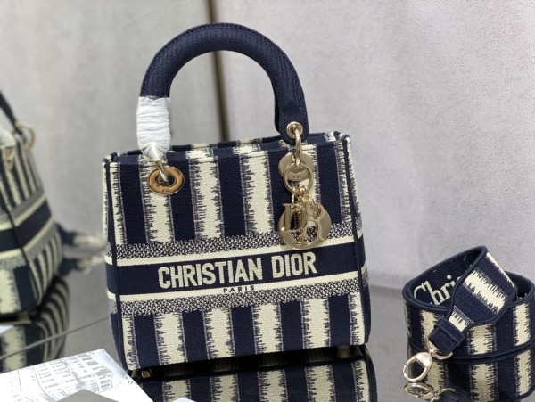 Handbag   Dior  size  24 cm