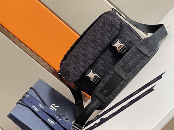  Handbag   Dior   93353  size  31 x 21 x 8  cm