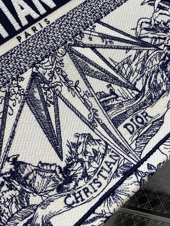  Handbag   Dior  size  42*18*35 cm