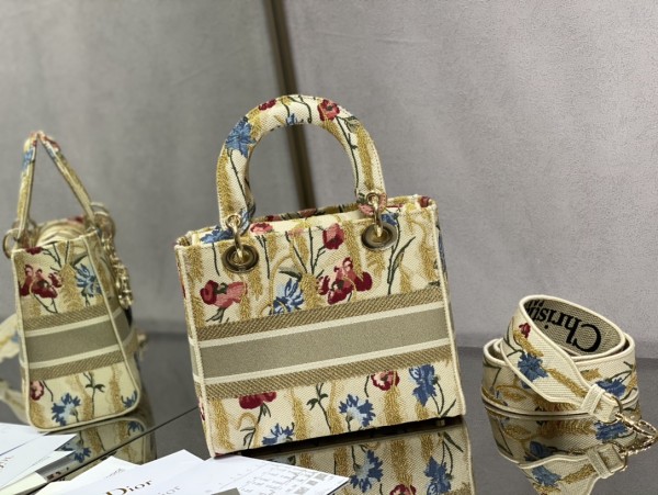 Handbag   Dior  size  24 cm