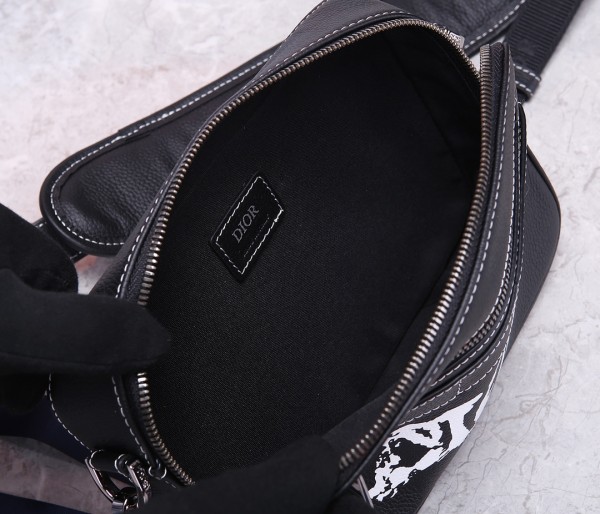  Handbag   Dior  size  22 x 15 x 6  cm