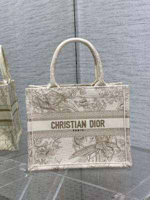 Handbag   Dior size   26*8*22 cm