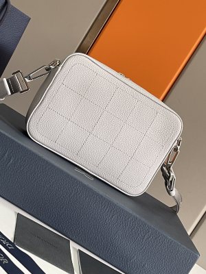  Handbag   Dior   size  22 x 15 x 6  cm