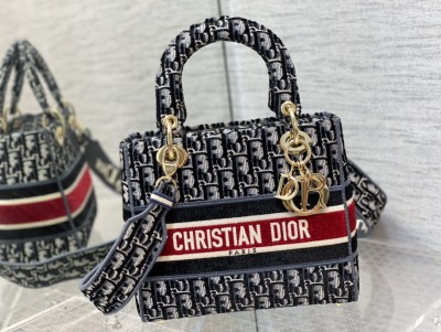  Handbag   Dior  size  24 cm