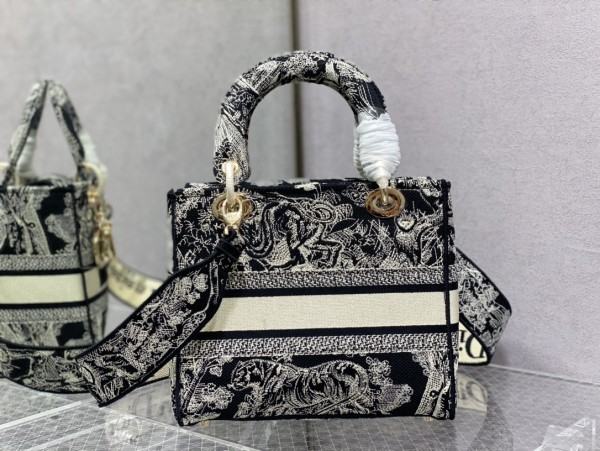 Handbag   Dior  size 24 cm