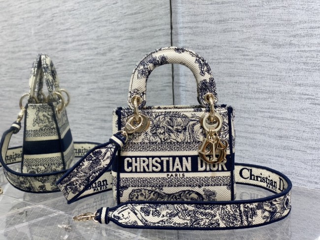 Handbag   Dior  size 𝟏𝟕 𝐜𝐦