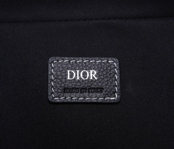  Handbag   Dior  size  22 x 15 x 6  cm
