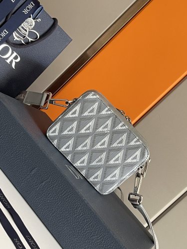  Handbag   Dior   93310  size  17×12.5×5  cm