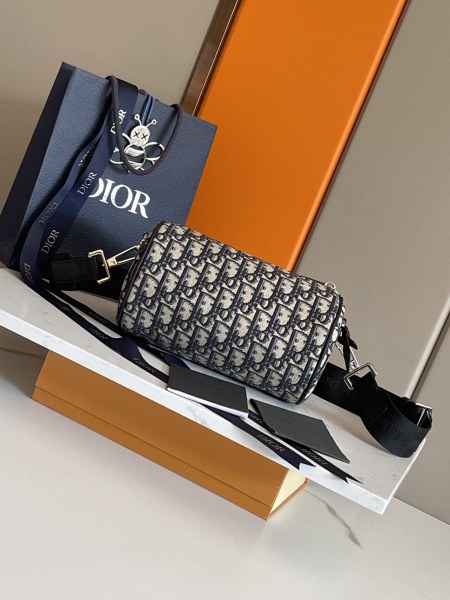  Handbag   Dior  93304  size  21.3x12.5x12.5 cm