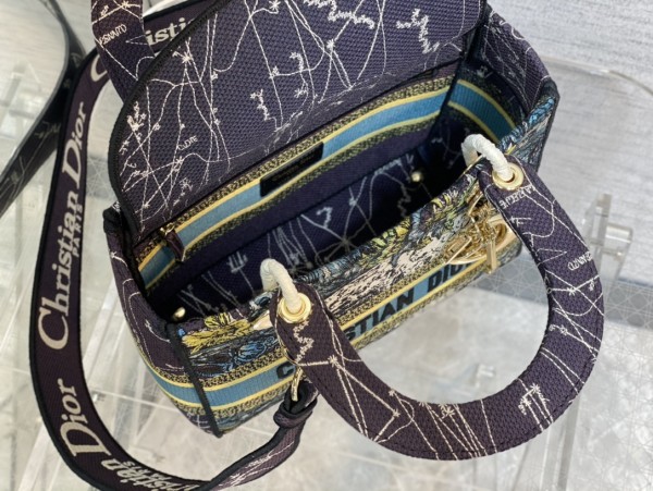  Handbag   Dior  size 24 cm