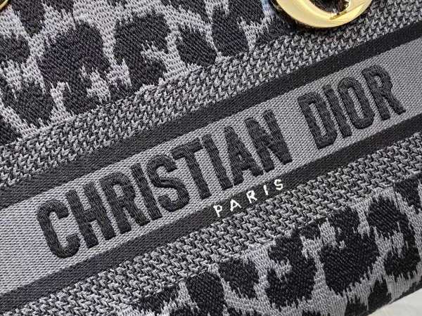 Handbag   Dior  size  24 cm