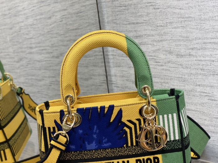  Handbag   Dior  size 24 cm