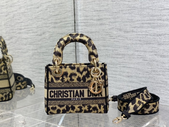 Handbag   Dior  size  𝟏𝟕 𝐜𝐦