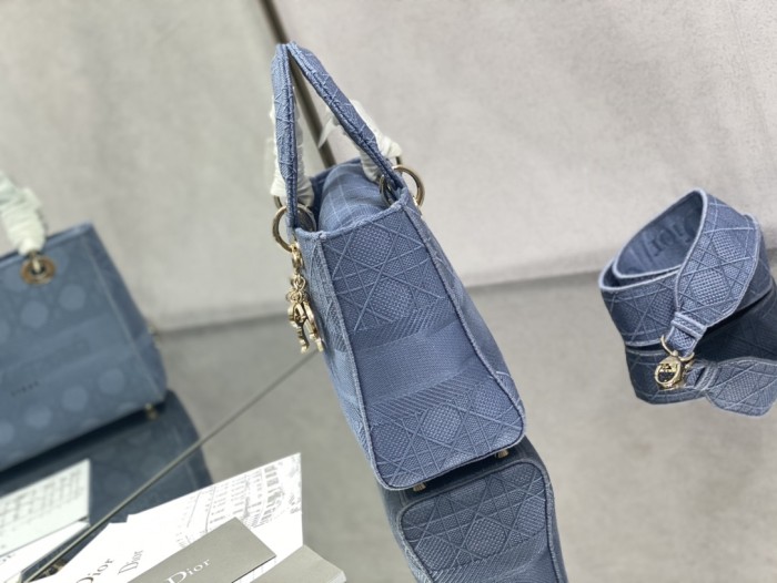 Handbag   Dior  size 24 cm