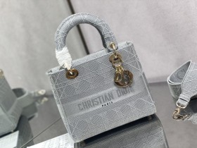 Handbag   Dior  size   24 cm