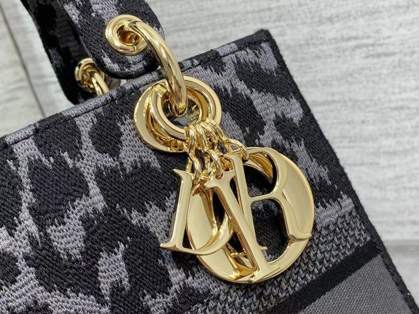 Handbag   Dior  size  24 cm