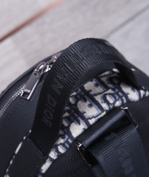  Handbag   Dior  size  21 x 32 x 10  cm