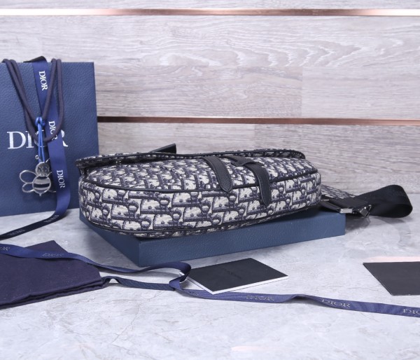  Handbag   Dior  93323  size  34 x 25.5 x 5  cm