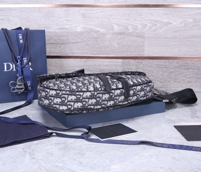  Handbag   Dior  93323  size  34 x 25.5 x 5  cm