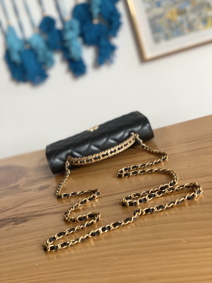 Handbag Chanel  81229  size  19 cm