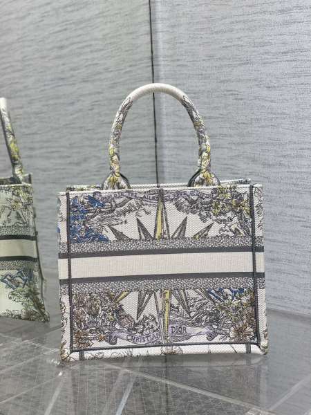 Handbag   Dior  size 26*8*22 cm