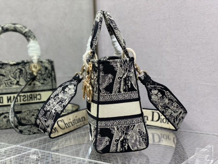 Handbag   Dior  size 24 cm