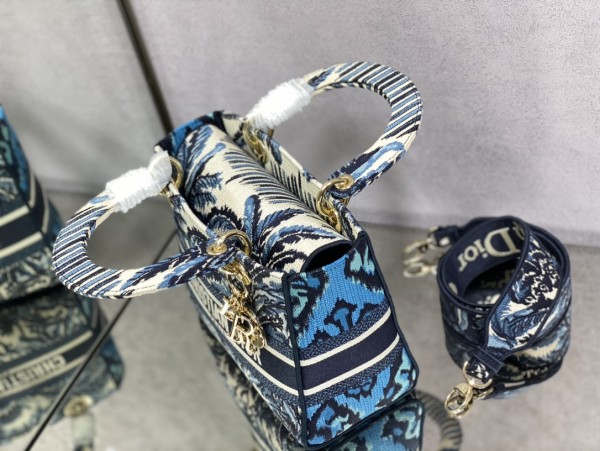 Handbag   Dior  size  24 cm