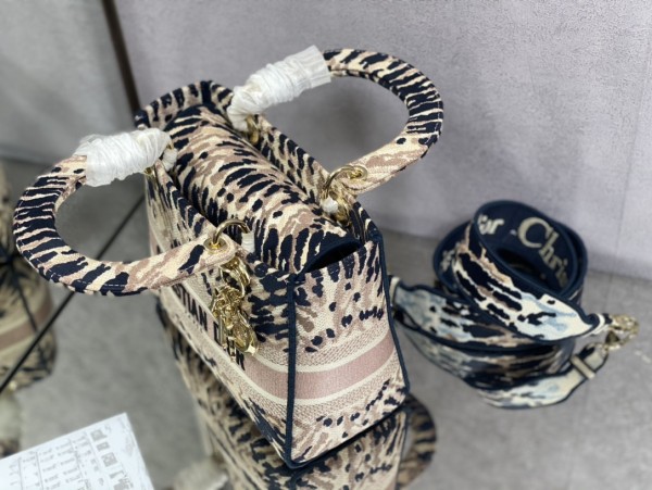 Handbag   Dior  size  24 cm