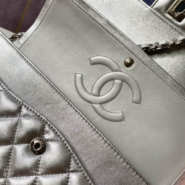 Handbag   Chanel 112  size  25 cm