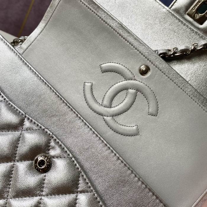 Handbag   Chanel 112  size  25 cm