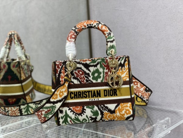 Handbag   Dior  size  24 cm